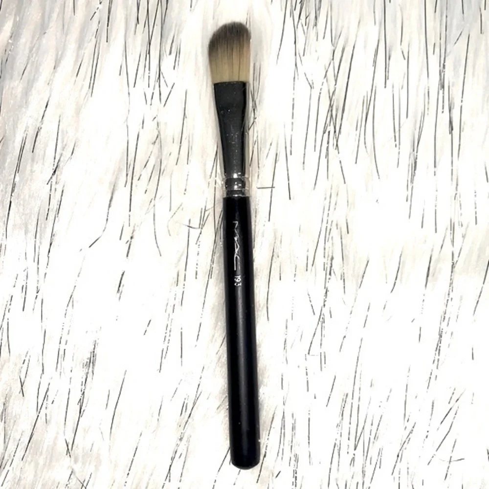 MAC 193 Angled Foundation Brush - Picture 2 of 3